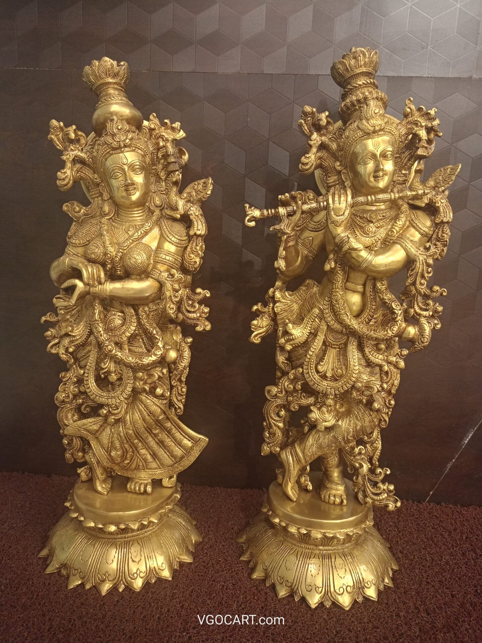 https://vgogifts.com/wp-content/uploads/2022/09/buy-brass-radha-krishna-golden-finish-pair-statue-online-coimbatore-3.jpg Brass Radha Krishna Golden Finish Pair Statue