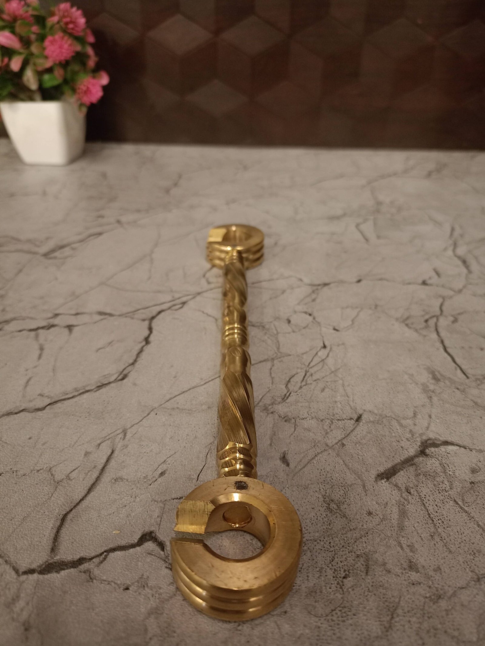 oplus_32 Brass Jula Twist Type hanging- 8" - Image 1