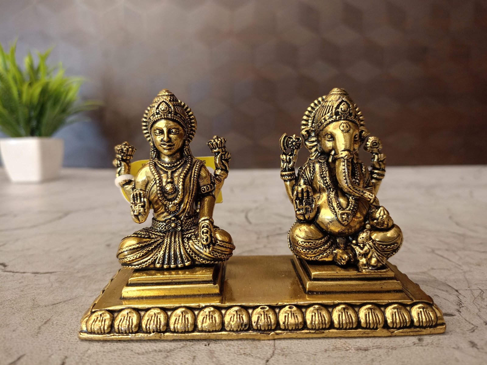 oplus_0 Brass Fine Art Lakshmi Ganesha On Rectangle Base 3" - Image 1